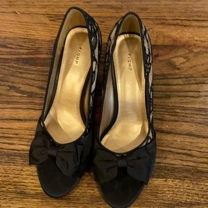 Women’s black and nude lace/satin 2in heels